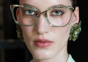 Labios difuminados, sombra suave bajo los ojos y piel que respira: la tendencia de las pasarelas